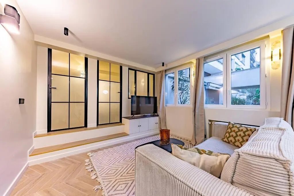 New Spacious 4 Star Family In Chic 16th District *